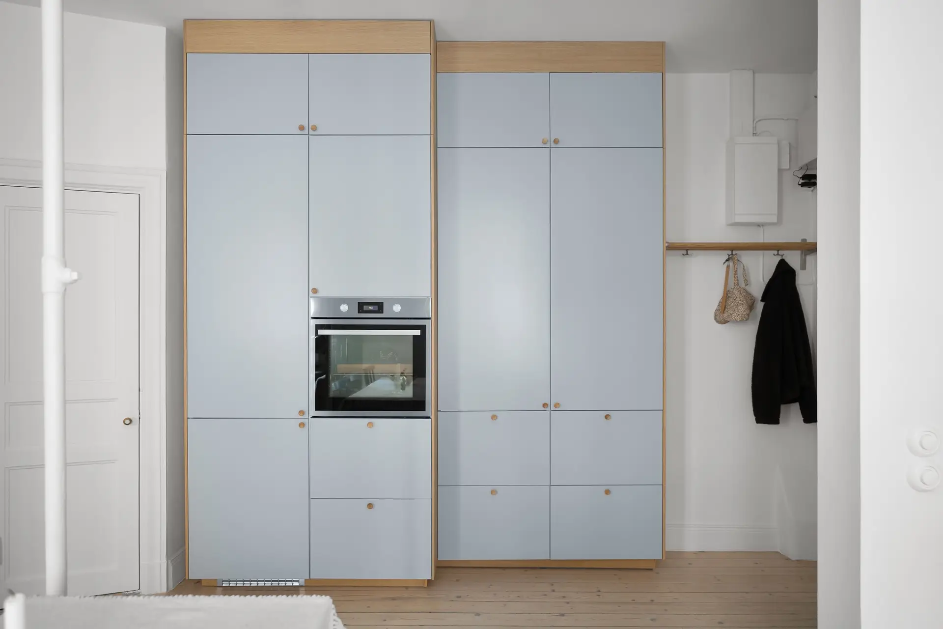 Egyedi méretre gyártott minimalista fa konyha és beépített szekrényrendszer