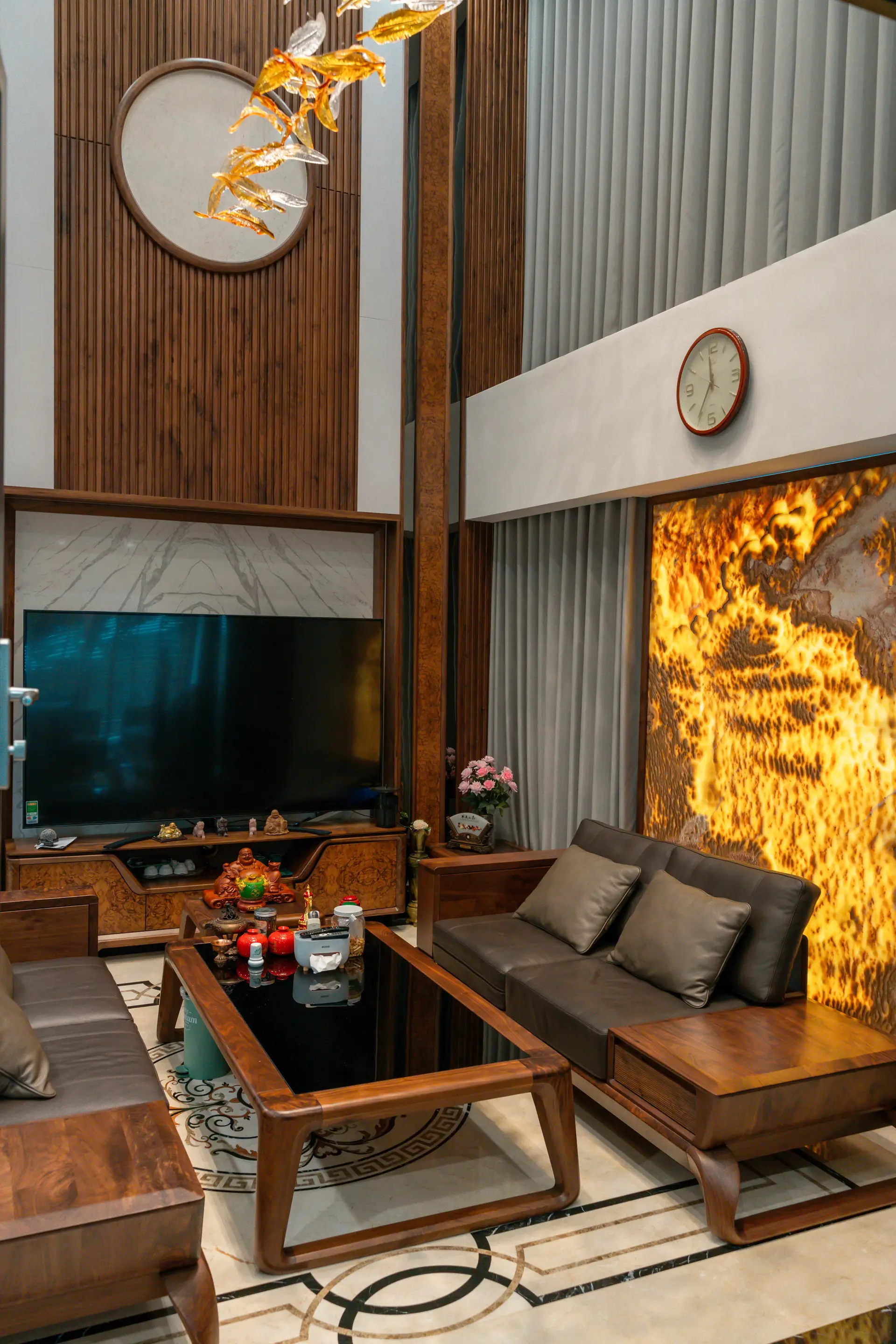 CeloraventhiQuea beépített bútor és kárpitozott ülőfelület természetes fényben